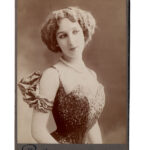 Jeanne Dyris en habit de scène