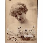 Miss Ruth Vincent avec fleurs