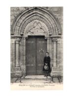 Jeune fille posant devant le portail de l'église