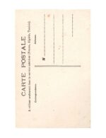 Jeune fille posant devant le portail de l'église – Image 2