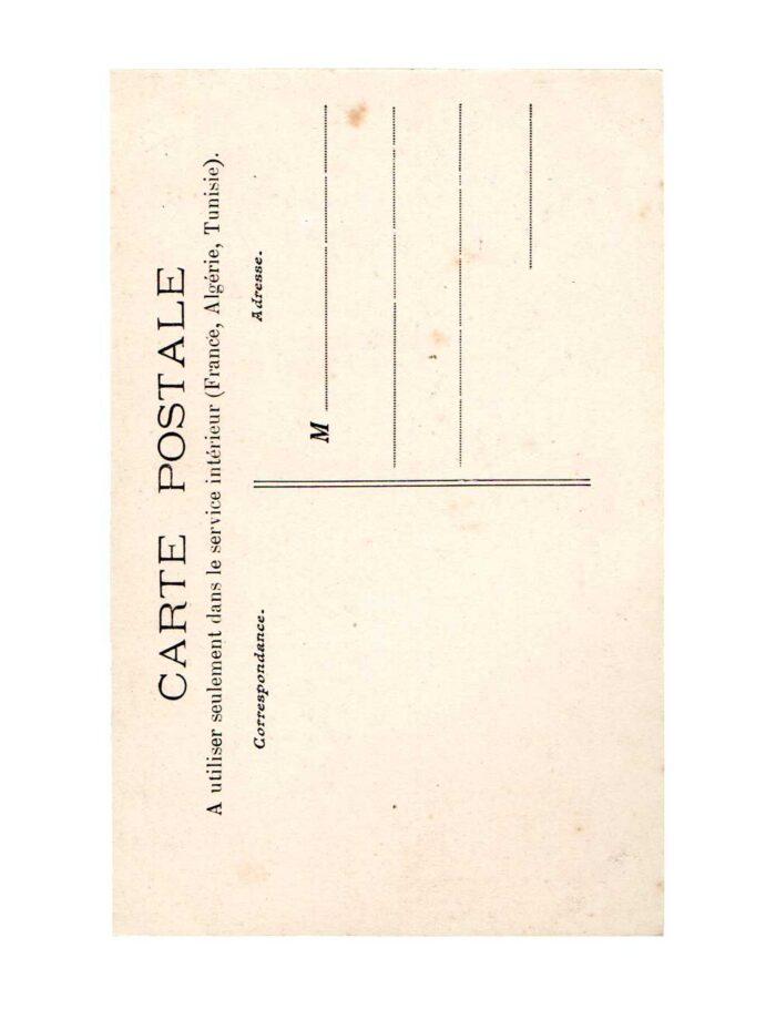 Jeune fille posant devant le portail de l'église – Image 2